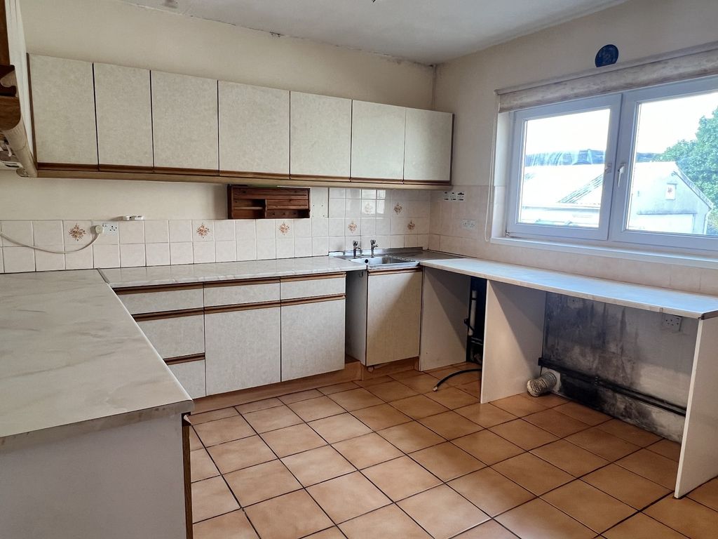 Property photo 3 of 18 Kitchen