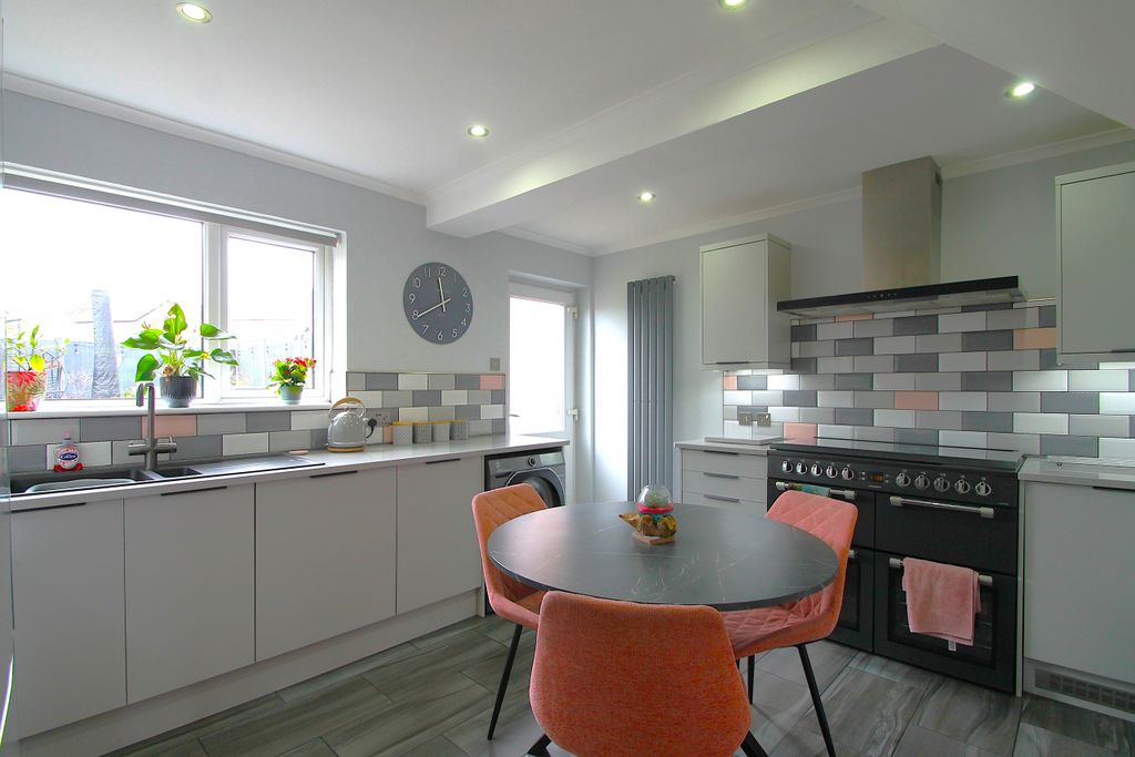 Property photo 2 of 33 Breakfast Kitchen