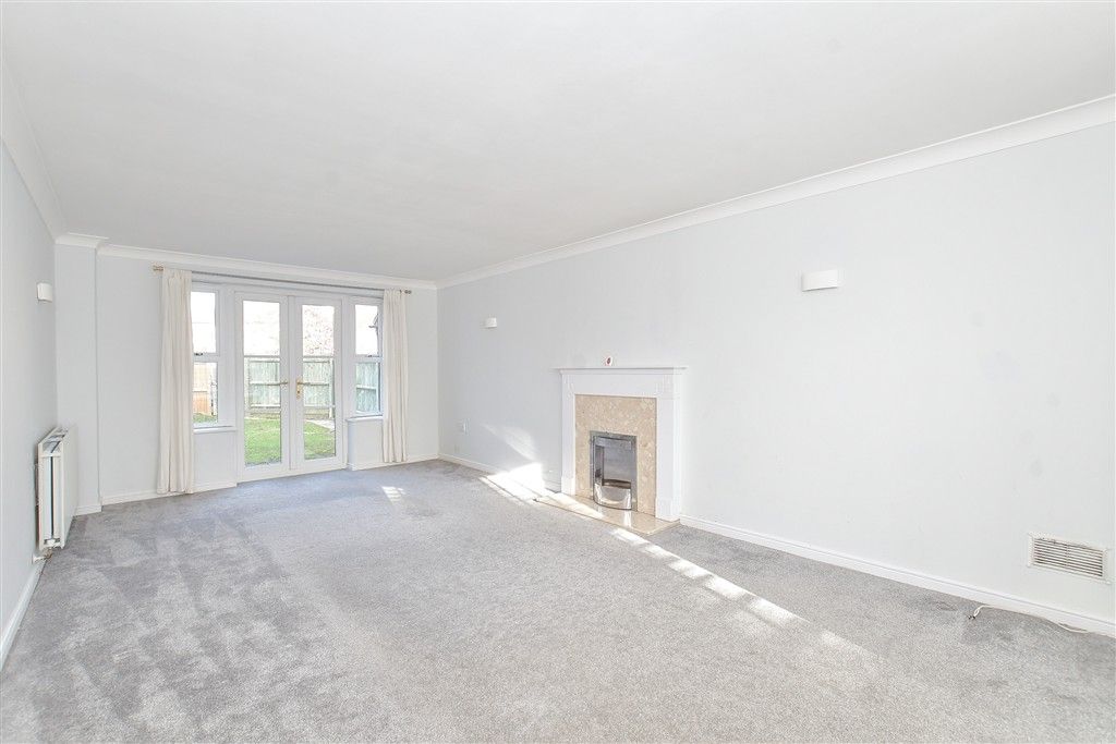 Property photo 3 of 11 Lounge