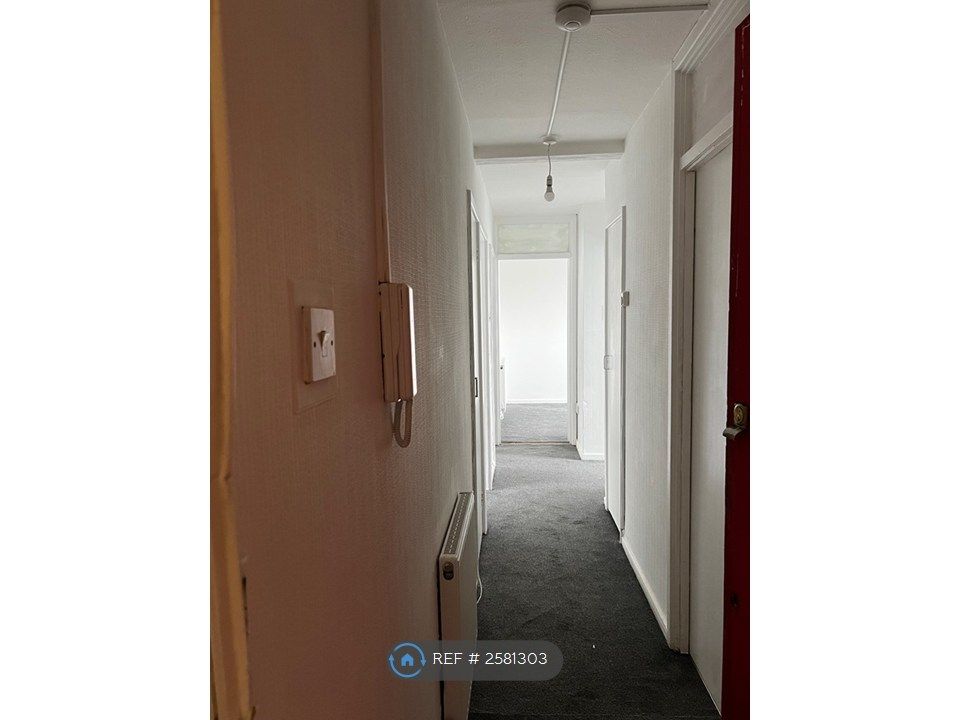 Property photo 1 of 14 Entrance Corridor
