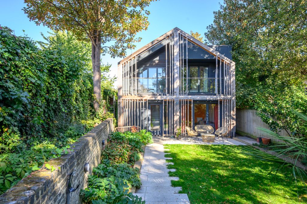 Property photo 1 of 32