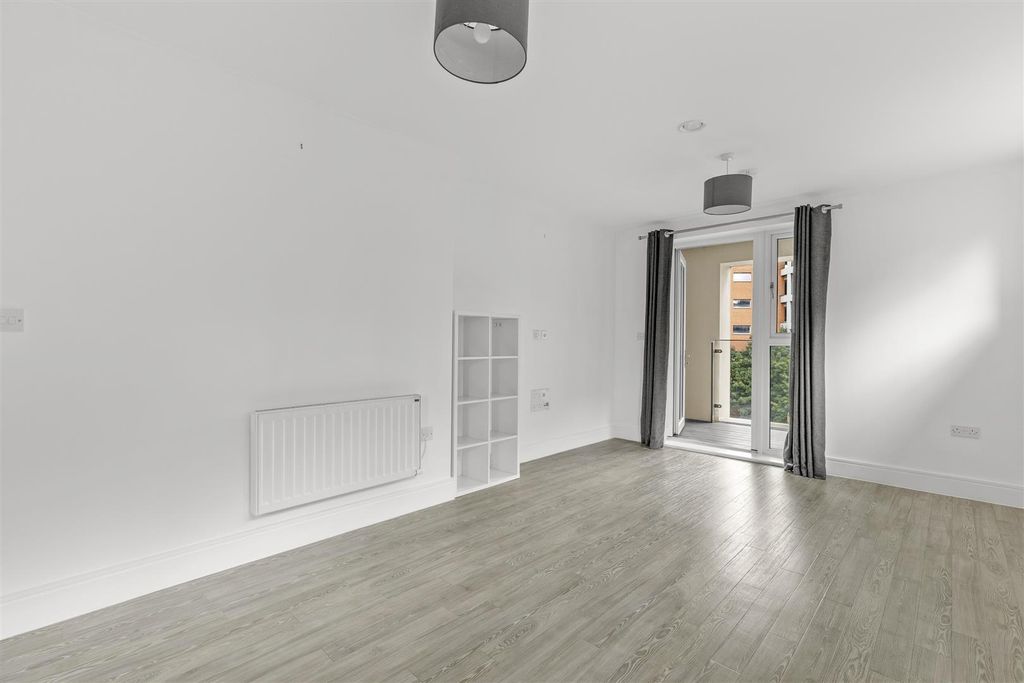 Property photo 3 of 13 5 The Pavilion, Lily's Walk, Hp11 2Fx-4.Jpg