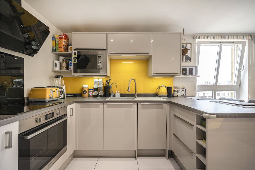 Property photo 3 of 18 Kitchen