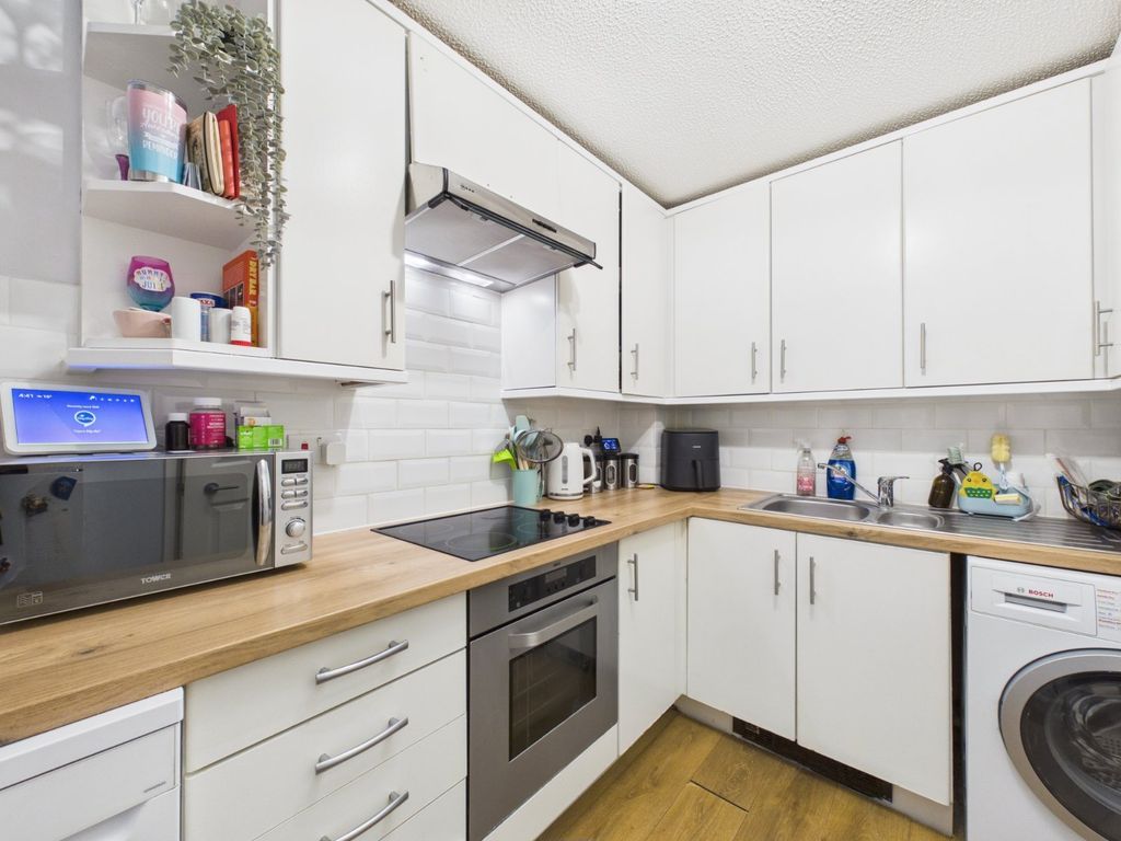 Property photo 2 of 31 Kitchen