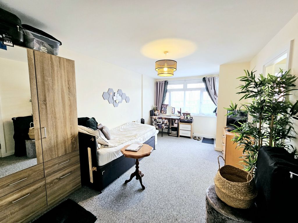 Property photo 2 of 6 Photo 4