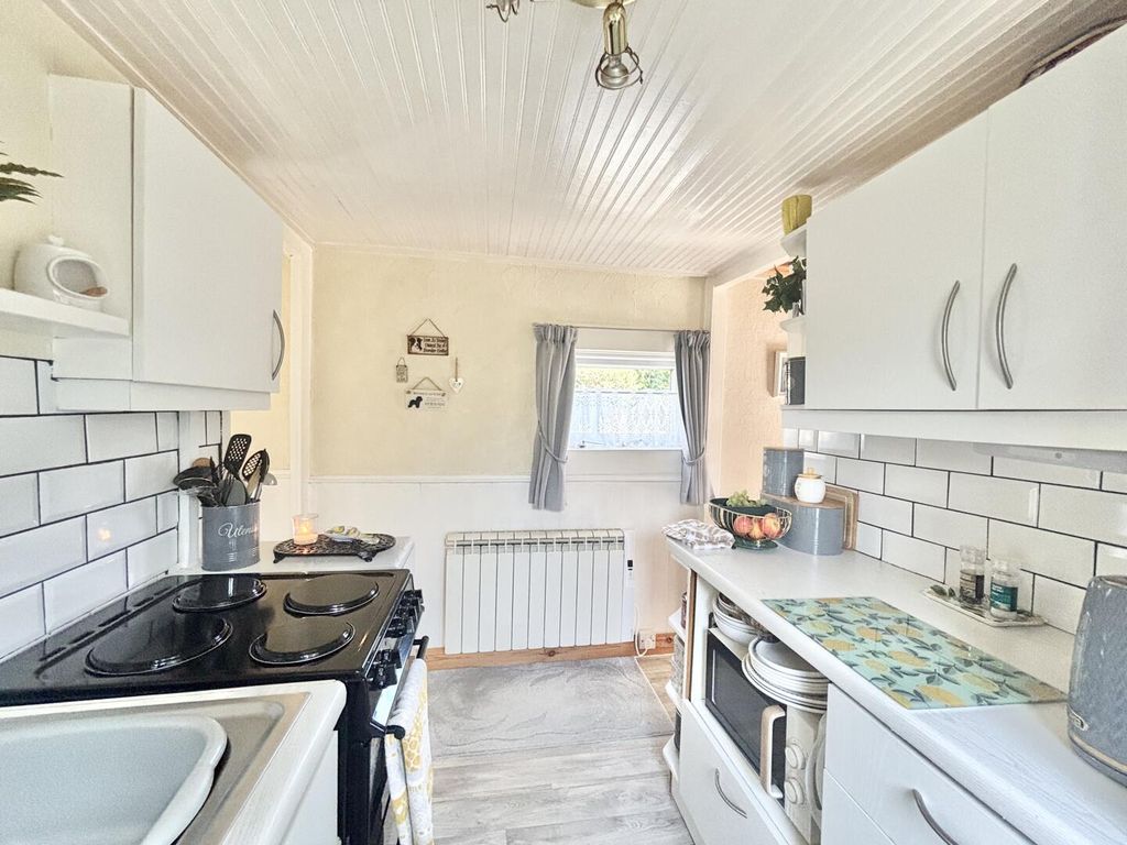 Property photo 3 of 12 Kitchen