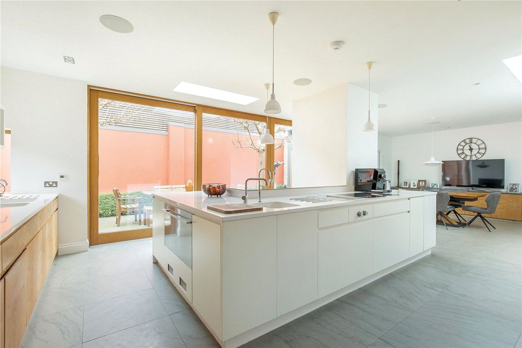 Property photo 3 of 18 Kitchen