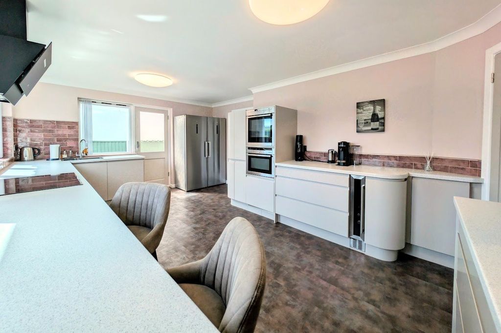 Property photo 3 of 27