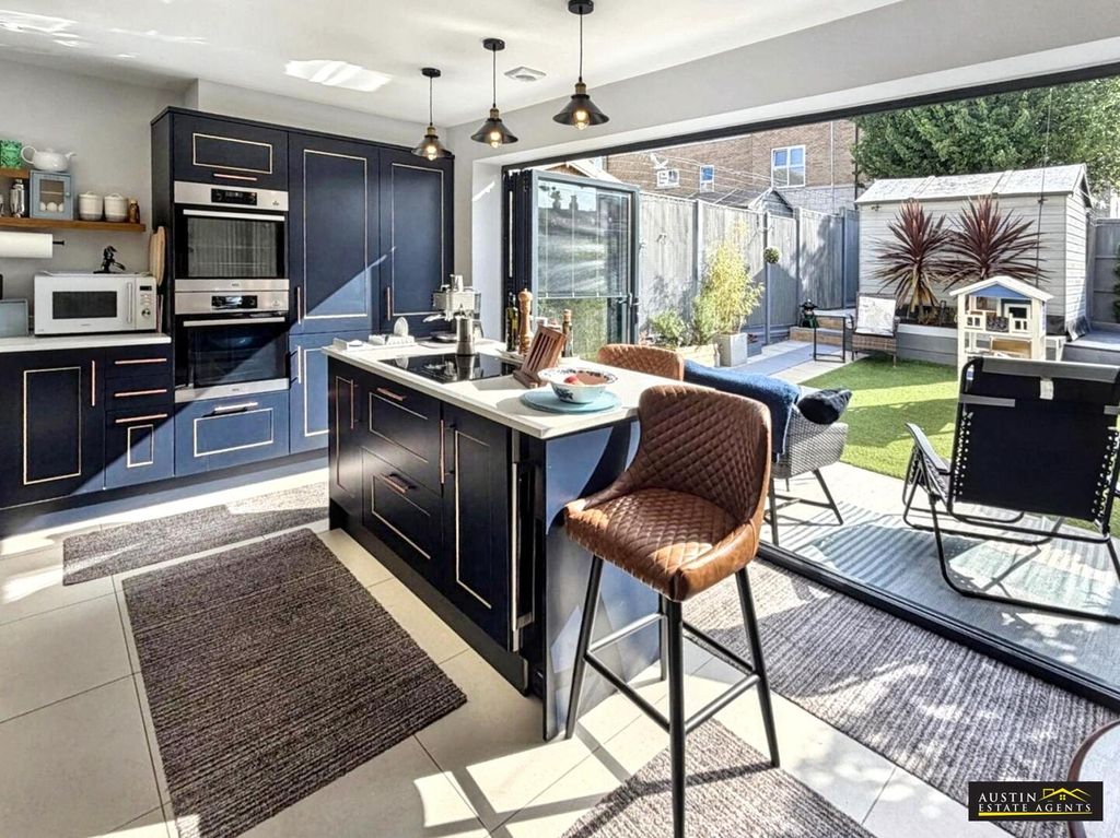 Property photo 3 of 18 Kitchen