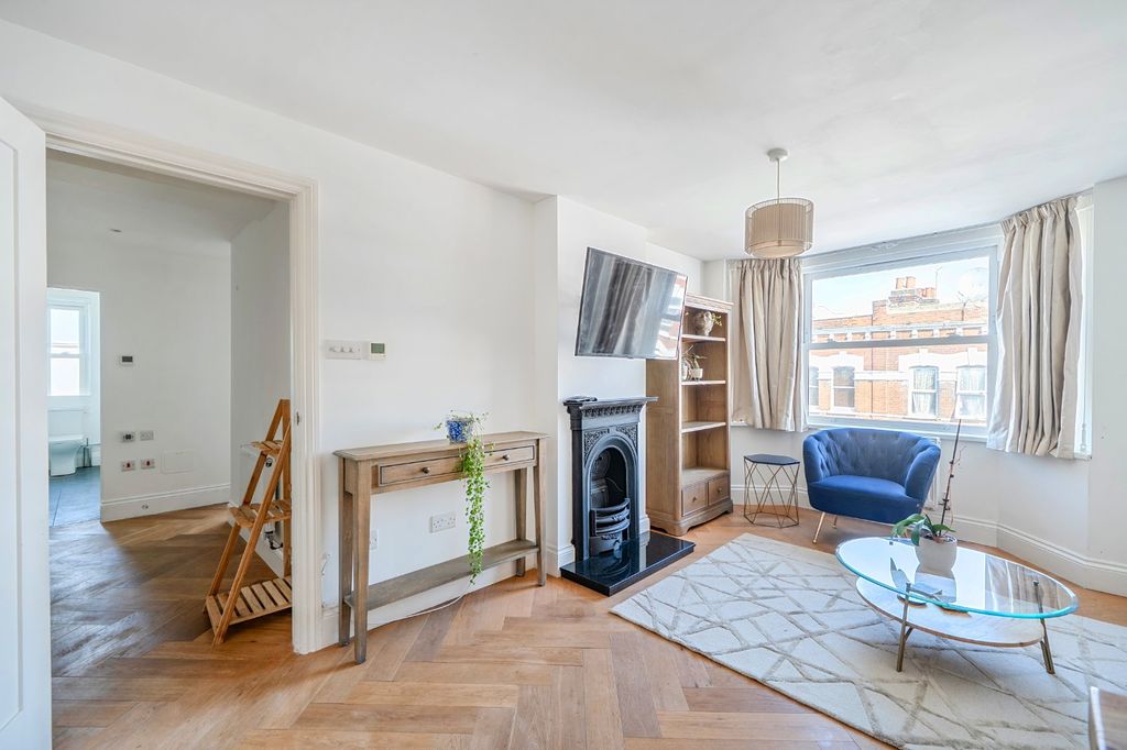 Property photo 1 of 13 Lounge