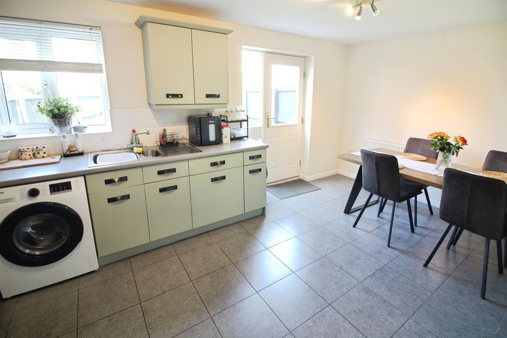 Property photo 3 of 16 Kitchen/Diner