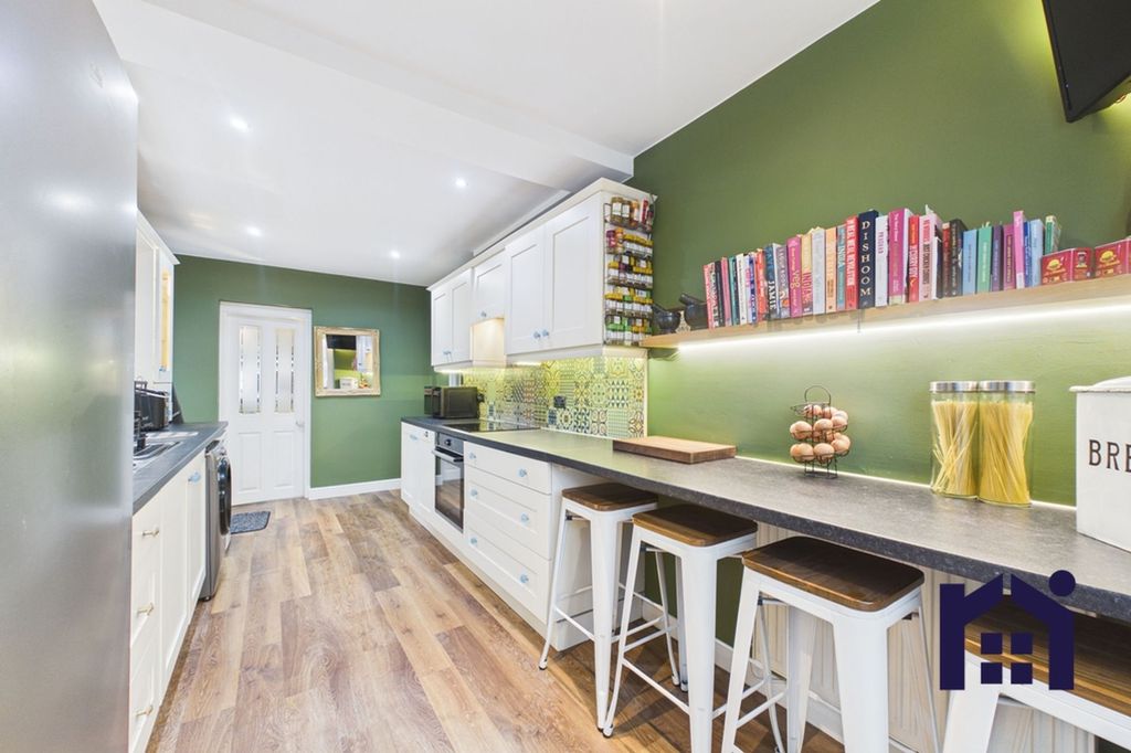 Property photo 2 of 25 Breakfast Kitchen