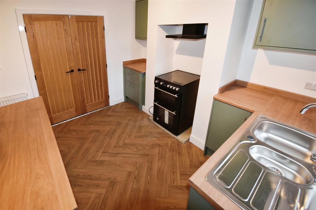 Property photo 3 of 8 Kitchen