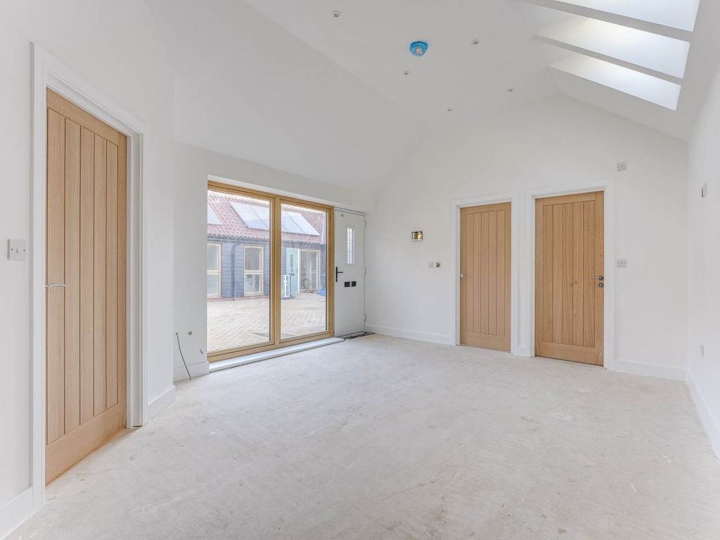 Property photo 3 of 15 Lounge (3)