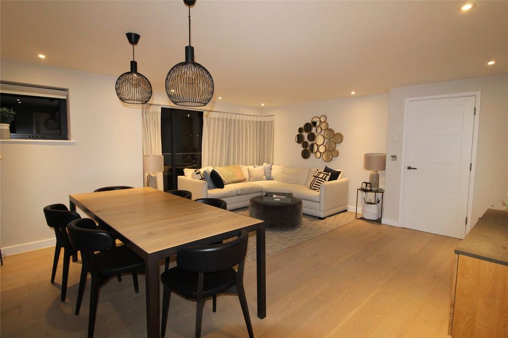 Property photo 3 of 10 Lounge