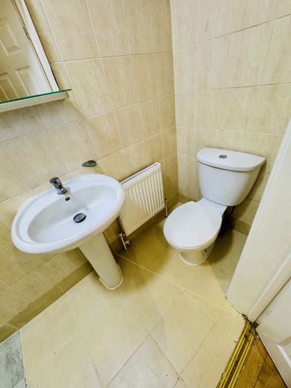 Property photo 3 of 6 Toilet