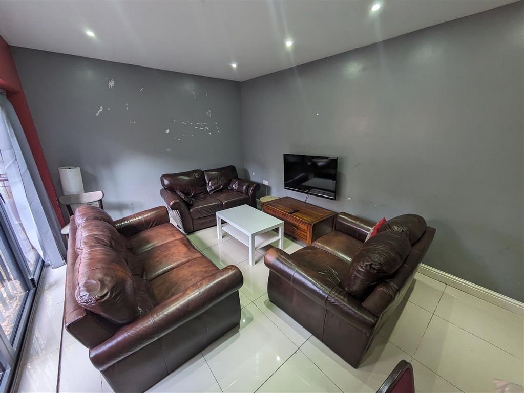 Property photo 3 of 23 Lounge