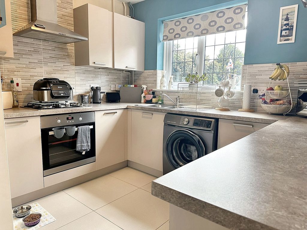 Property photo 3 of 11 Kitchen