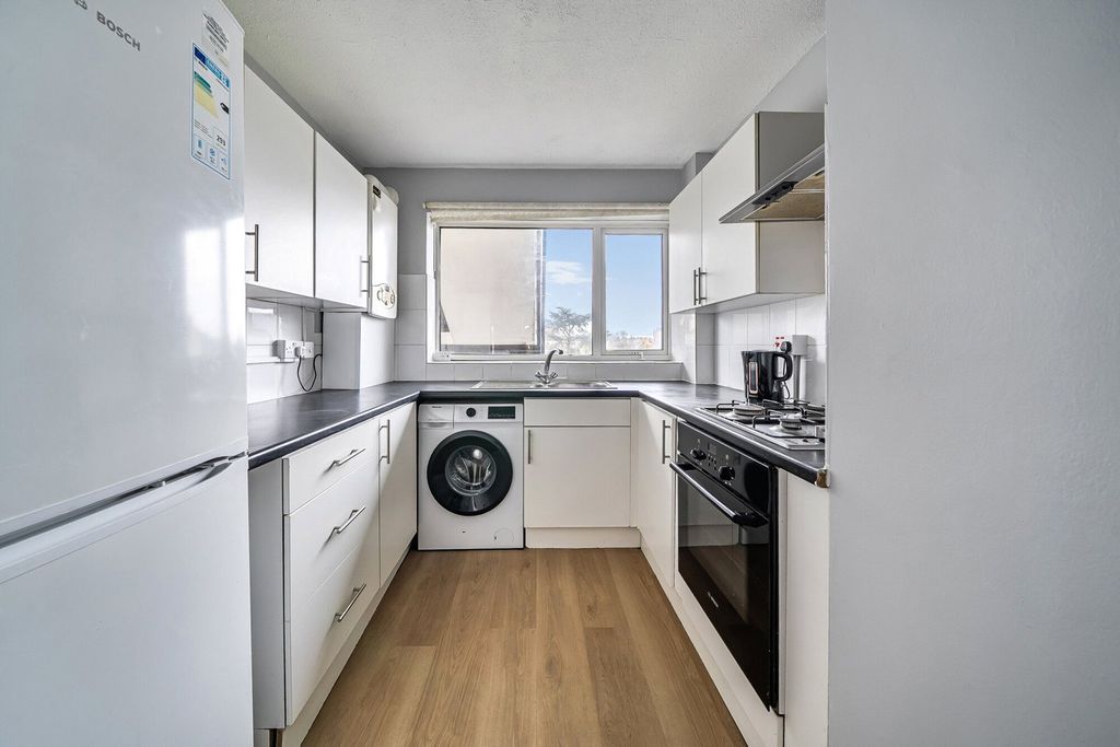 Property photo 3 of 15 1415772-7-698De95...