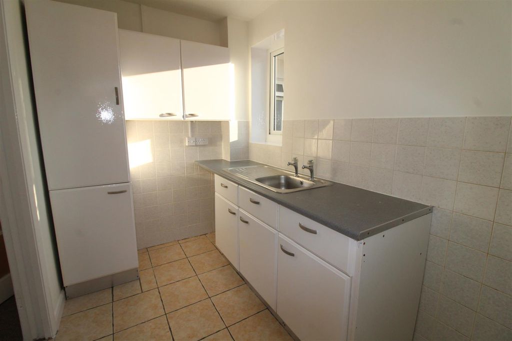 Property photo 3 of 5 Kitchen