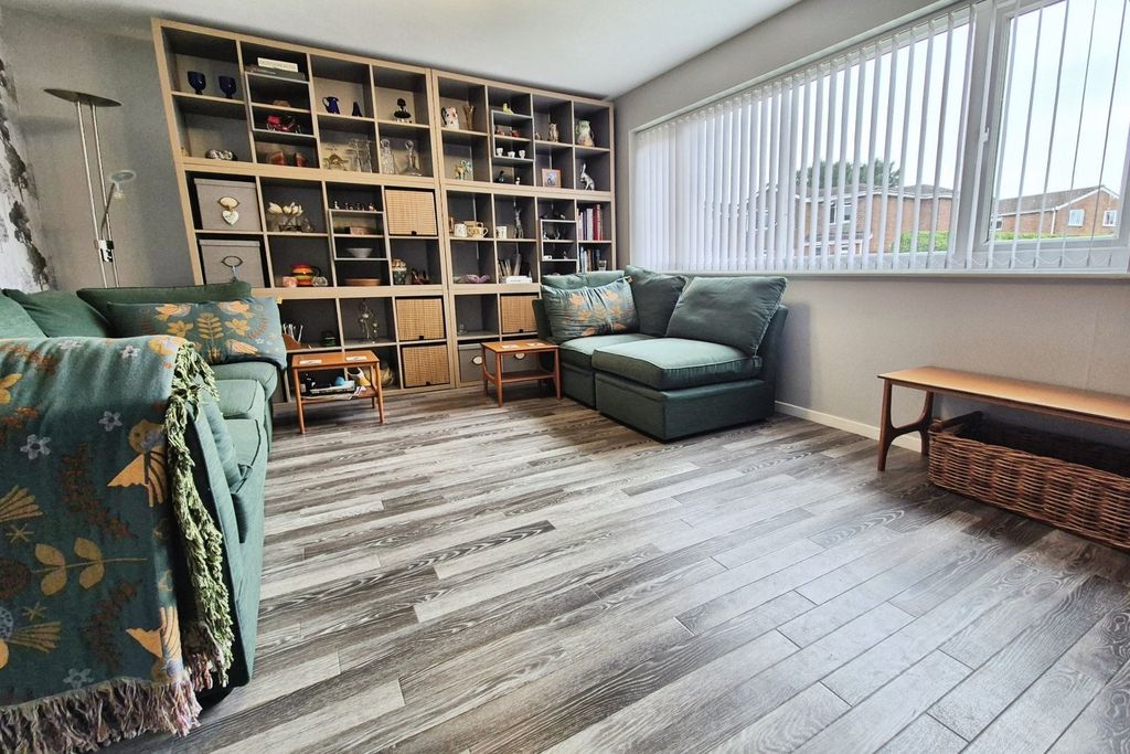 Property photo 3 of 18 Living Room