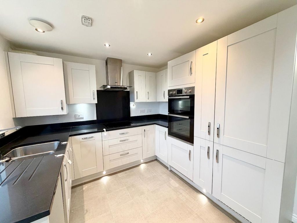 Property photo 3 of 11 Kitchen