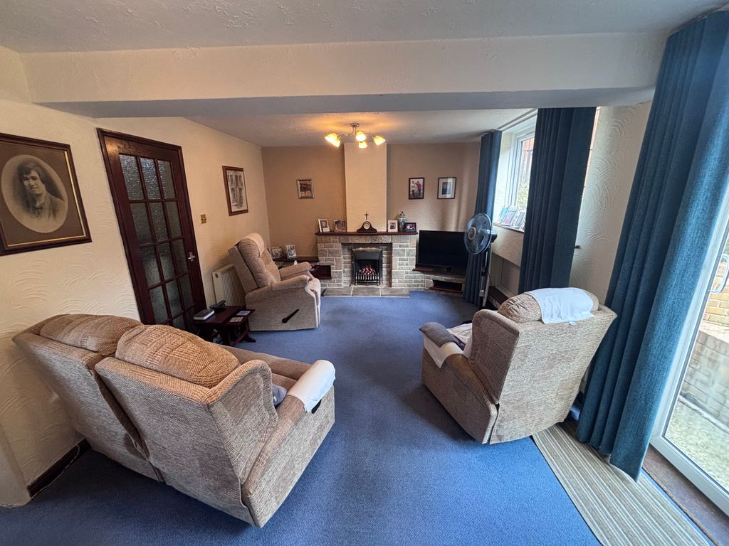 Property photo 3 of 14 Lounge