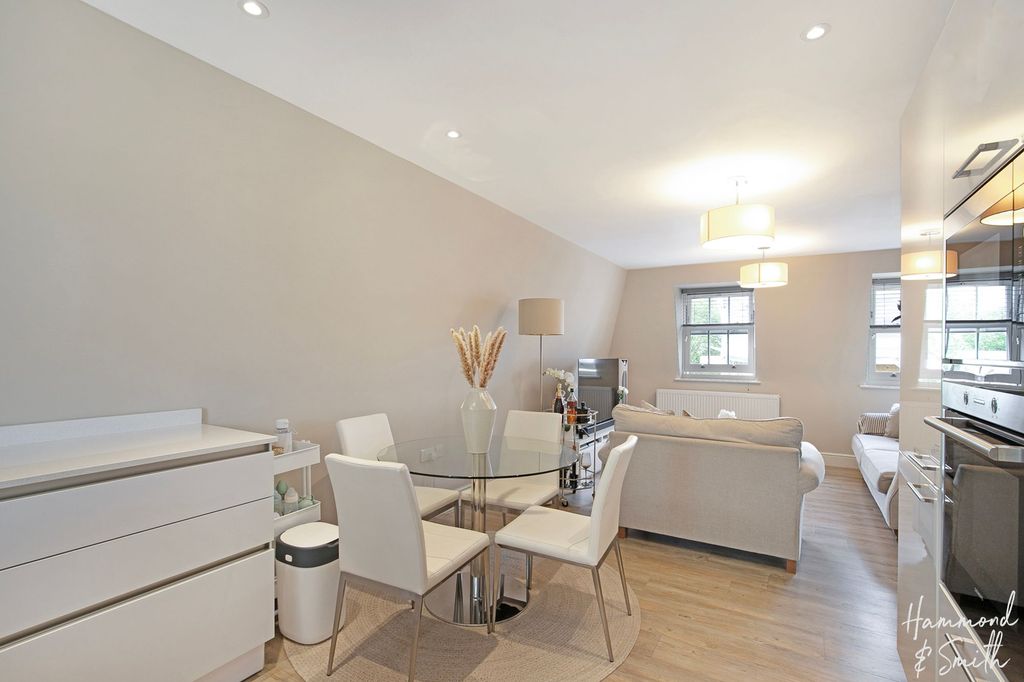 Additional image 9 of 2 bed flat for saleHemnall Street, Epping CM16