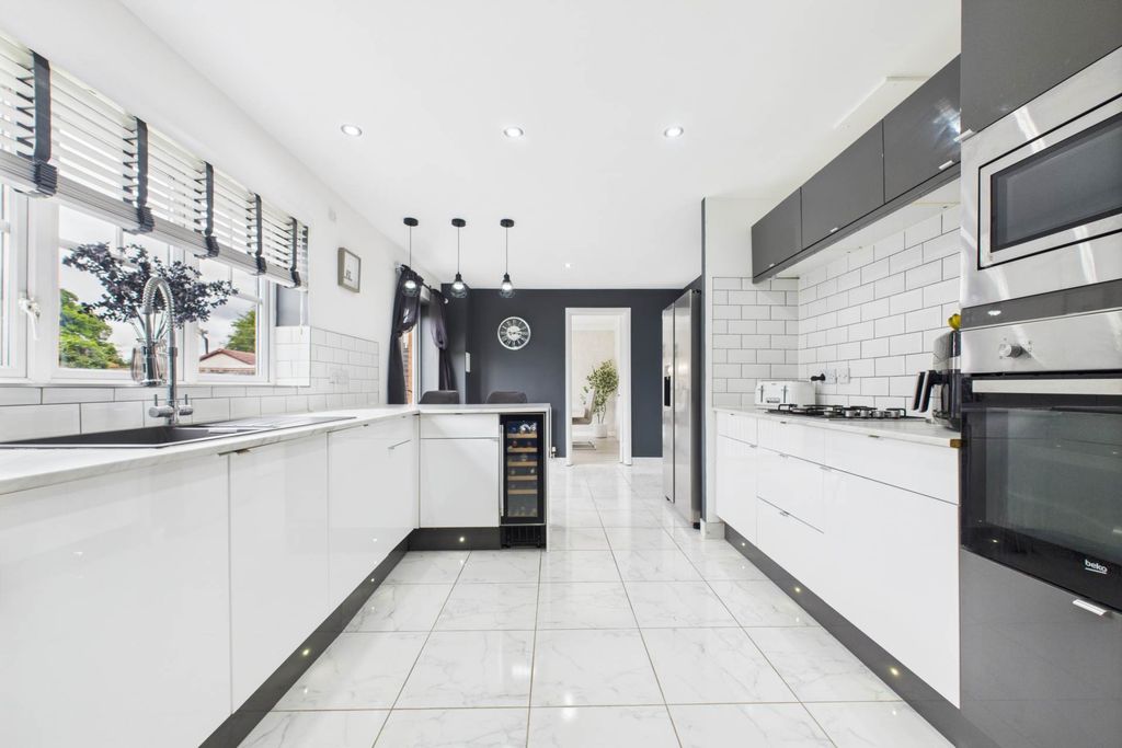 Property photo 2 of 47