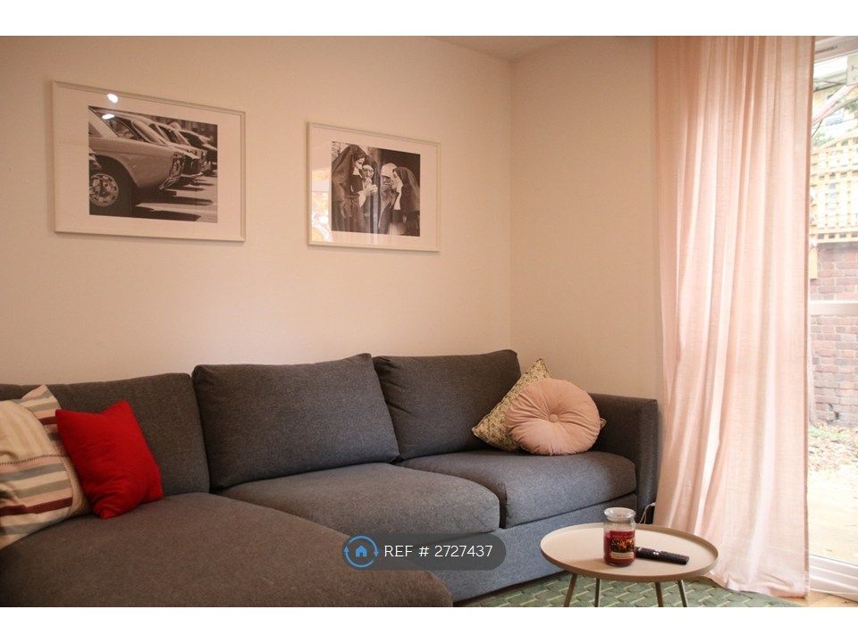 Property photo 1 of 13 Living Room