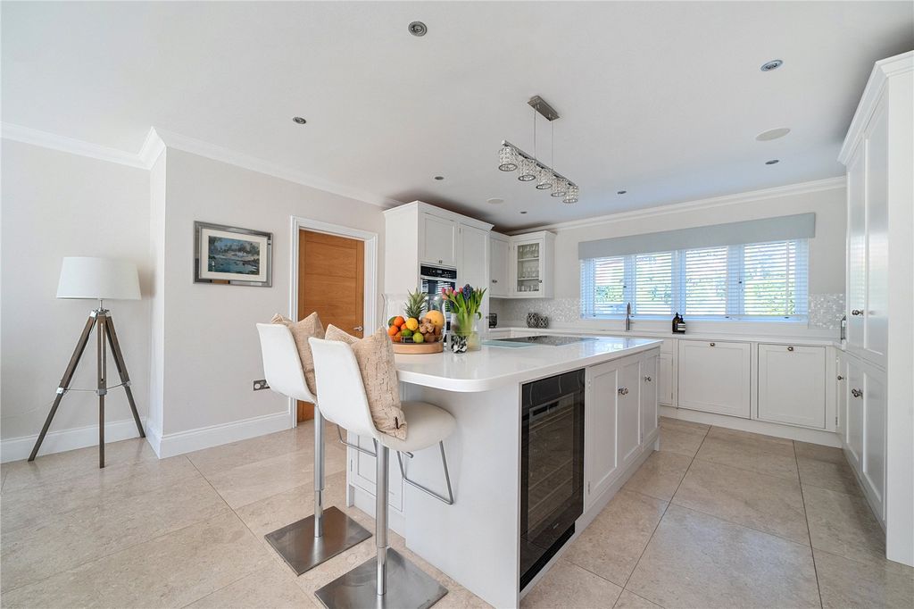 Property photo 3 of 10 Kitchen
