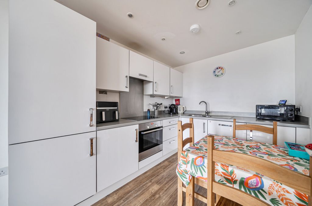 Property photo 3 of 11 1400202-24-696903...