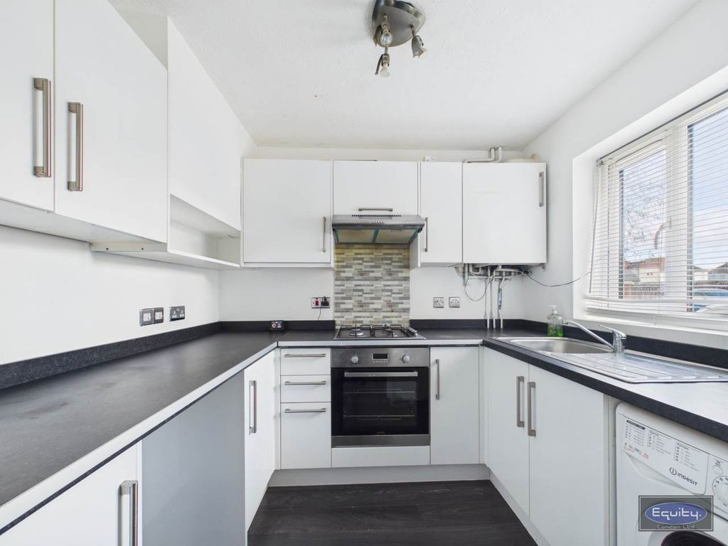 Property photo 3 of 9 Kitchen