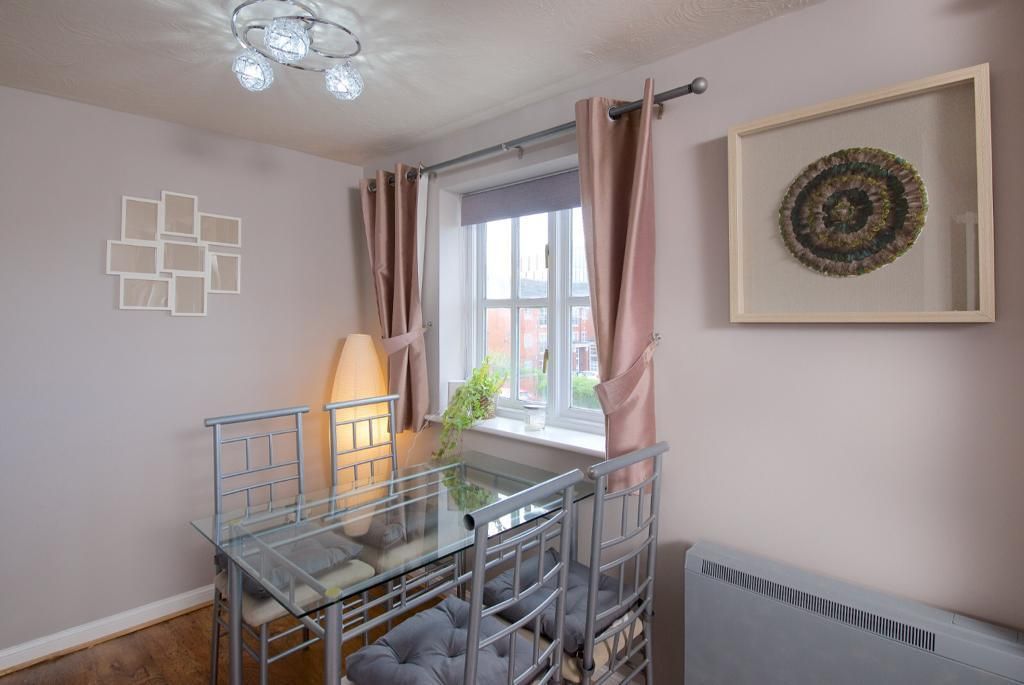 Property photo 3 of 17 Dinning Table