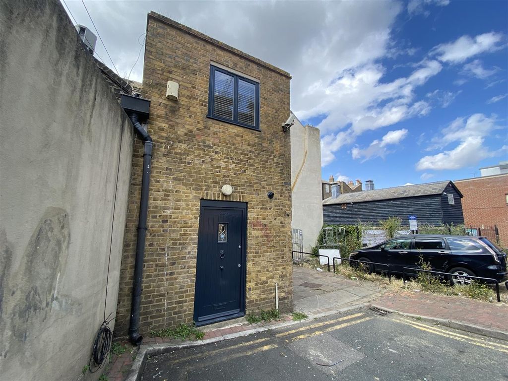 Property photo 1 of 7 External