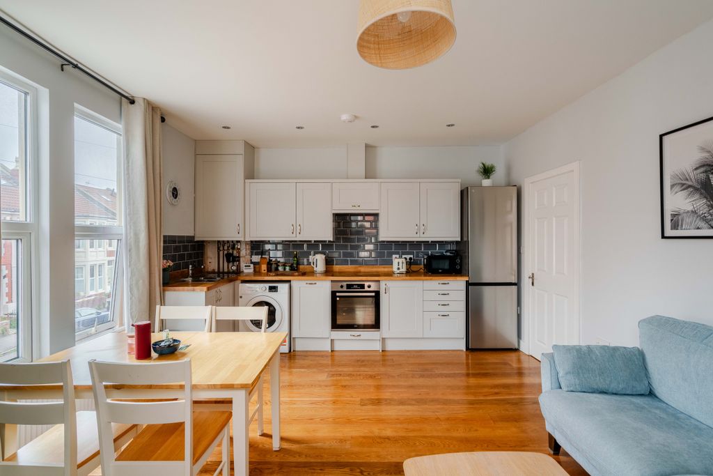 Property photo 3 of 10 Photo 5