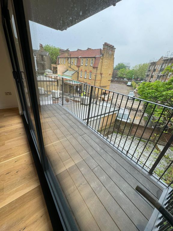 Property photo 1 of 7 A Lovely 2 Bedroom Flat For Sale