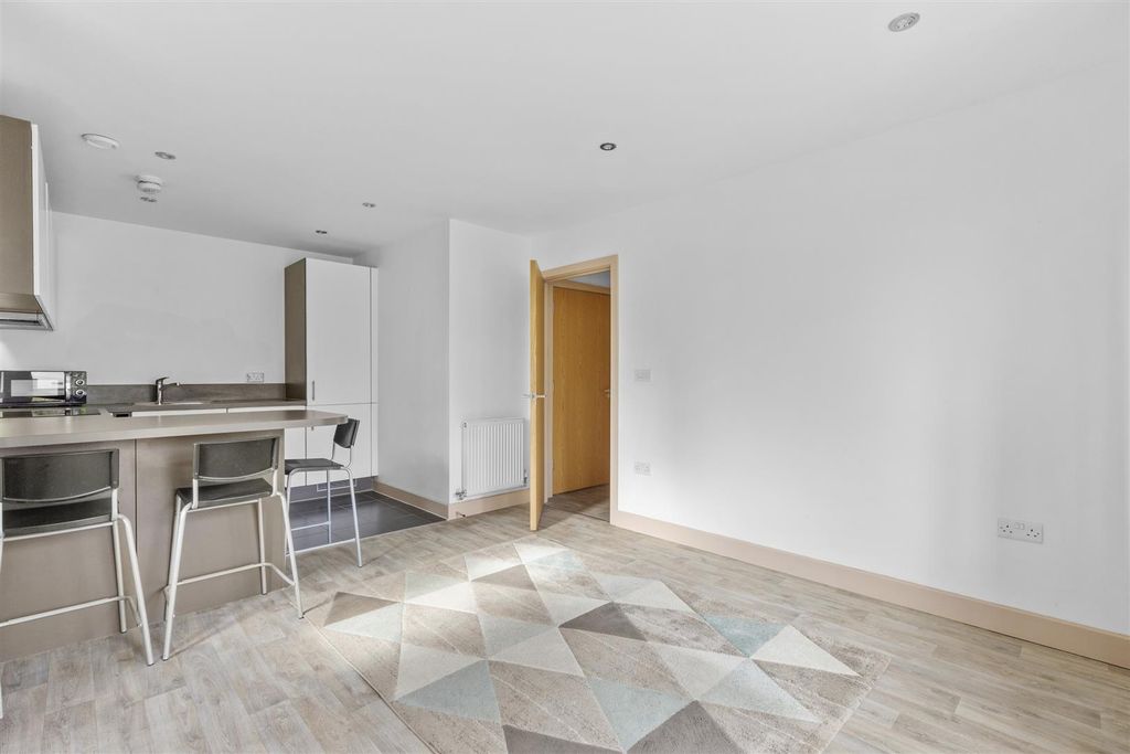 Property photo 3 of 12 5 York House, Chequers Ave, Hp11 1Gp-8.Jpg