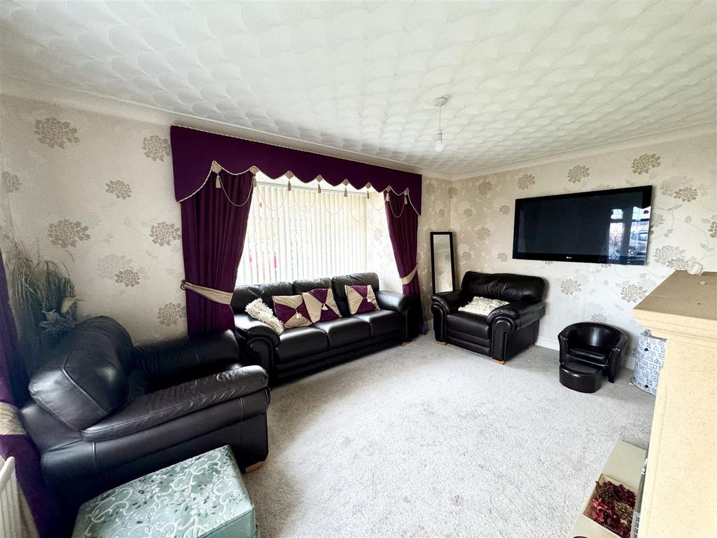 Property photo 2 of 11 Lounge