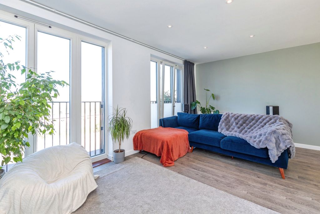 Property photo 2 of 20 Lounge