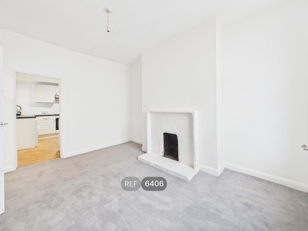 Property photo 3 of 17 Kitchen