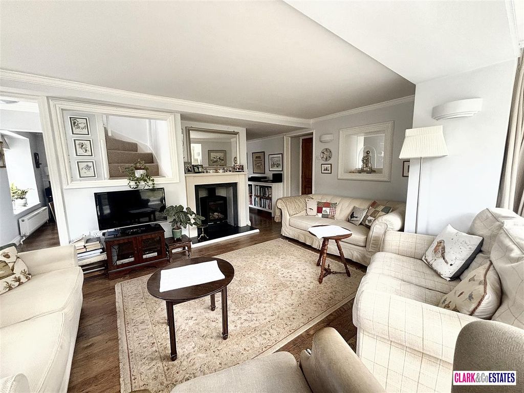 Property photo 3 of 20 Lounge