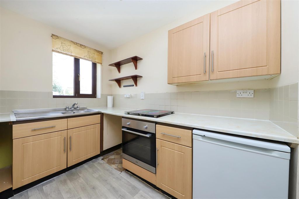 Property photo 3 of 8 Kitchne