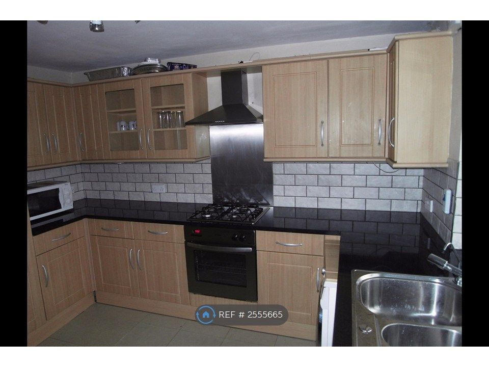 Property photo 3 of 10 Kitchen