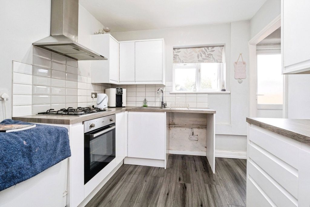 Property photo 3 of 17 Kitchen