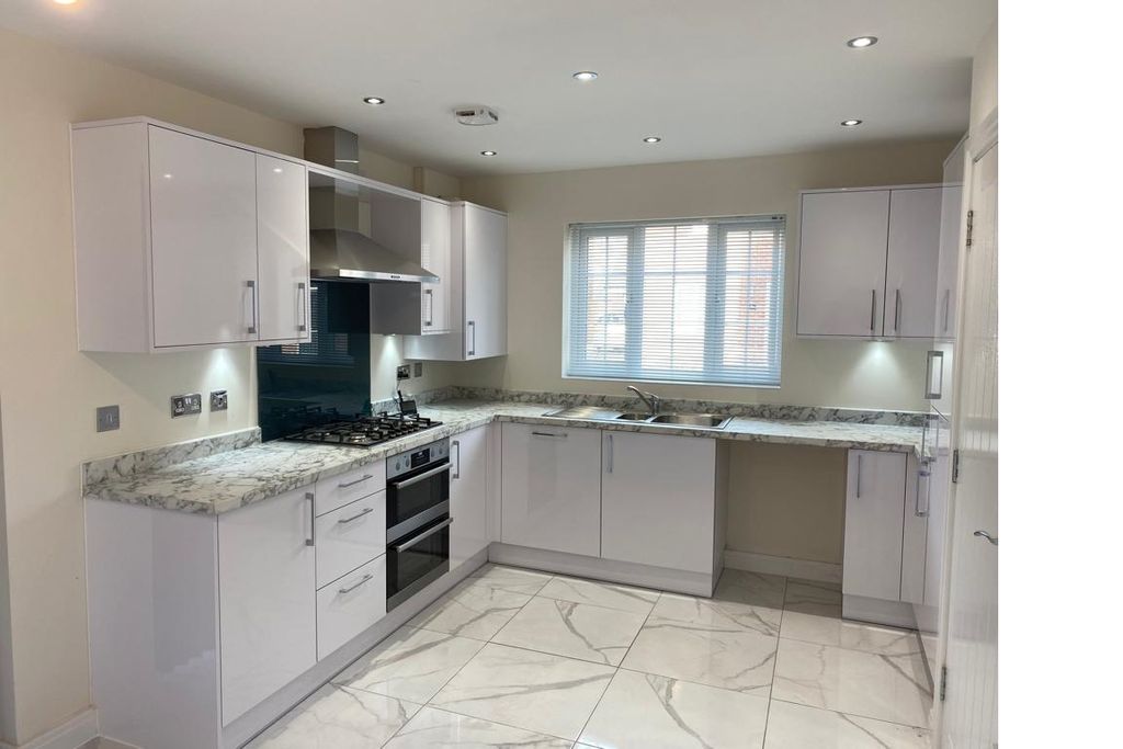 Property photo 3 of 16 Kitchen