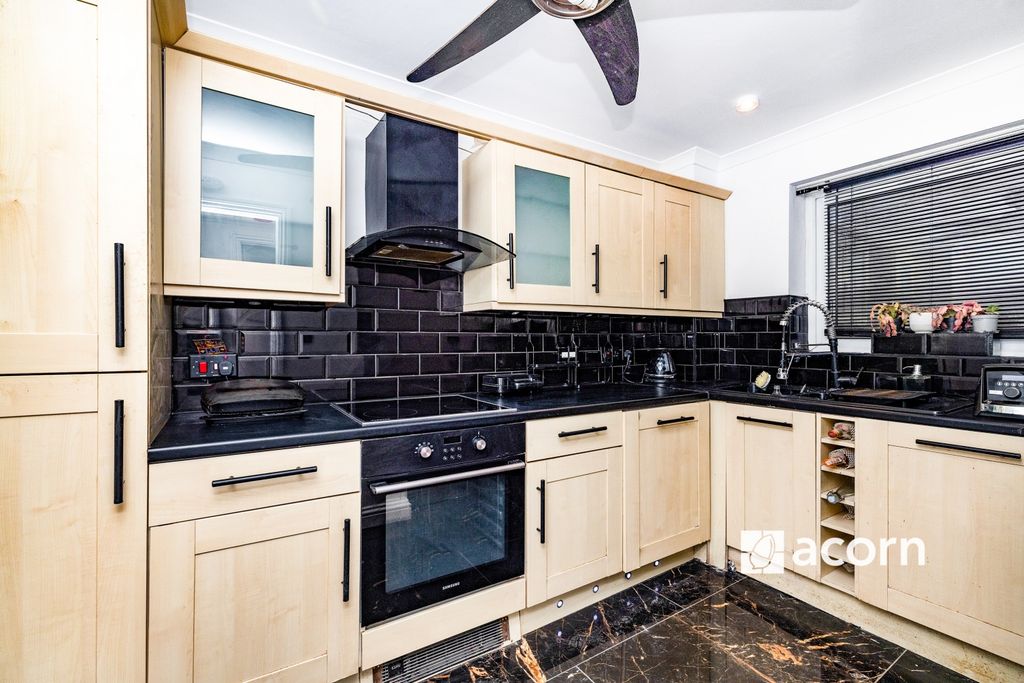 Property photo 2 of 8 Kitchen