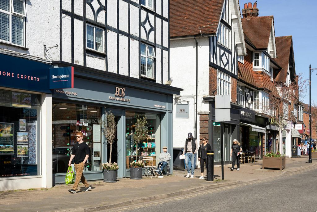 Property photo 2 of 10 29-Amersham.Jpg