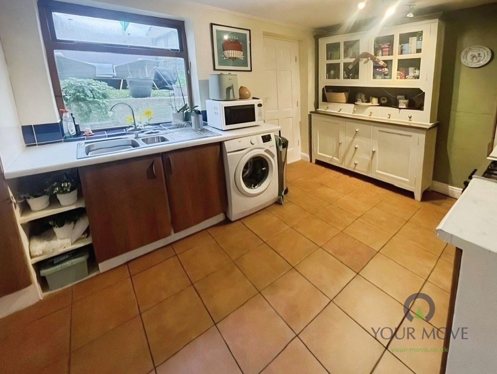 Property photo 2 of 12 Kitchen
