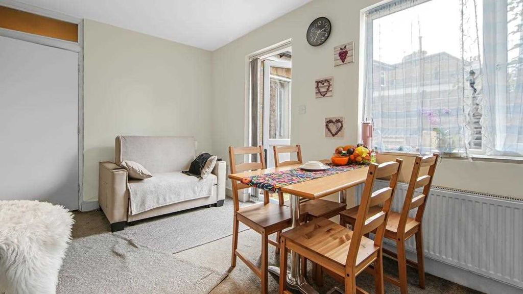 Property photo 3 of 9 Lounge/ Dining Area